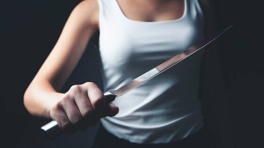 Mulher tenta matar a irmã com golpe de faca na cabeça