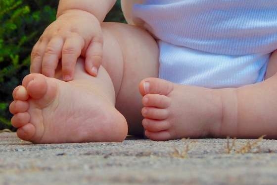 Bebê de 1 ano é socorrido às pressas após ingerir meio frasco de acetona