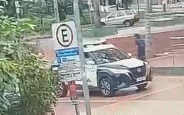 Imagens comprovam que homem entrou em viatura e se trancou em porta-malas