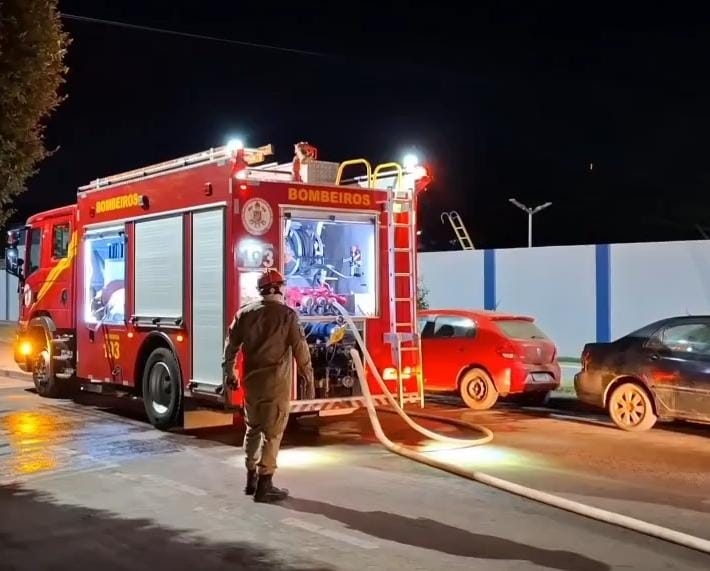 Corpo de Bombeiros atua em princípio de incêndio em conveniência de posto de combustível