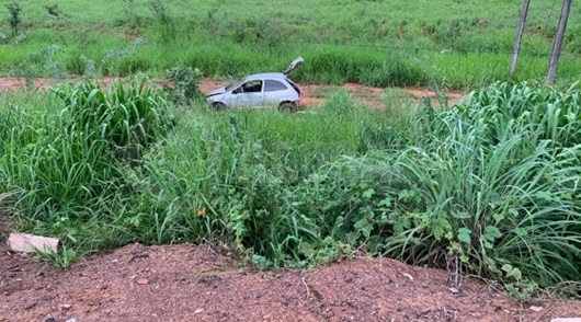 Motorista sem cinto de segurança vai parar no porta-malas de carro após veículo capotar