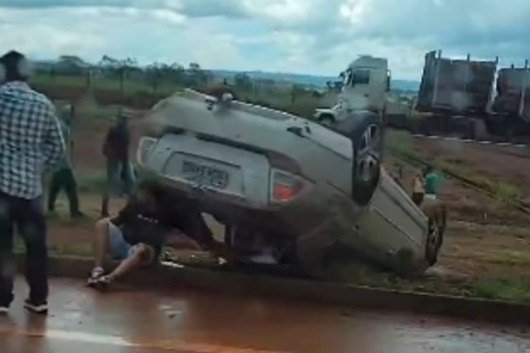 Carro capota na BR-364 e duas pessoas ficam feridas