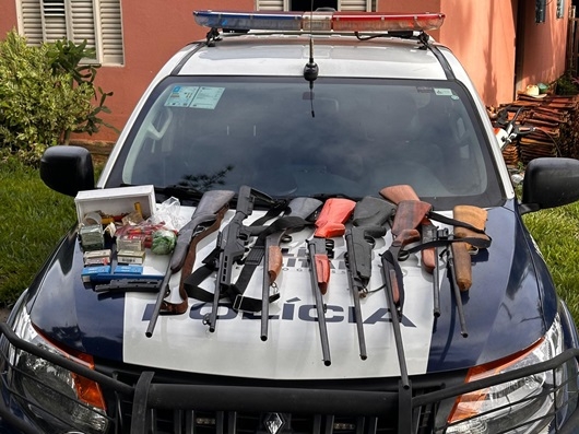 Suspeito de ameaças contra esposa é preso pela PM com arsenal de armas