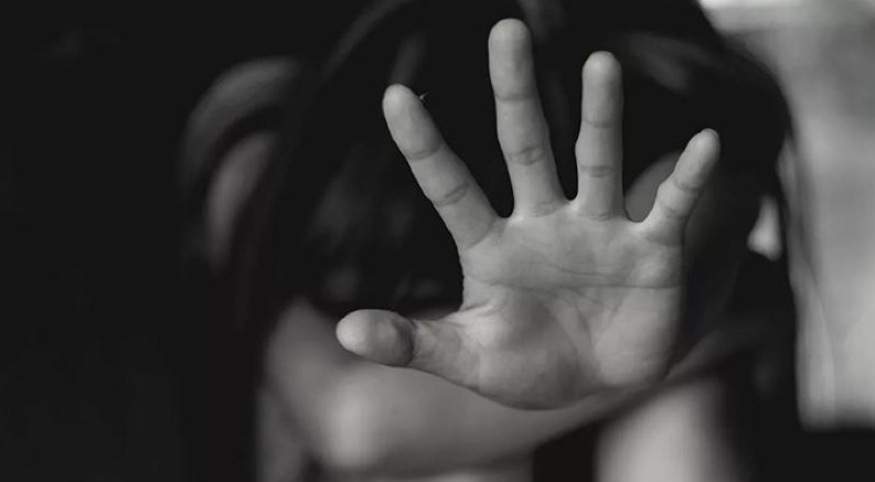 Padrasto estupra enteada com problemas mentais; mãe teria autorizado
