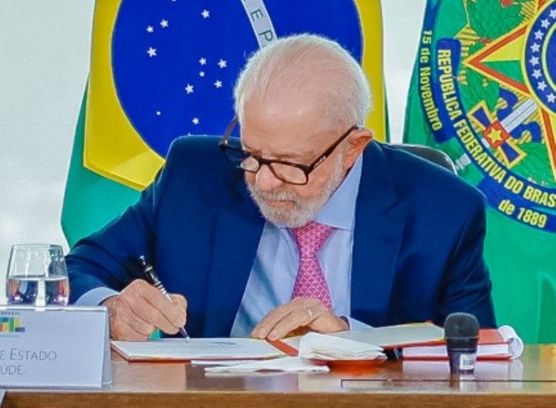 Lula sanciona lei que proíbe celulares em escolas públicas e particulares do Brasil