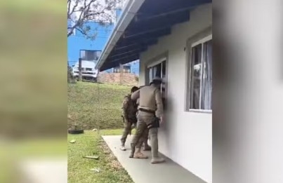 Menina de 4 anos foi morta pela irmã enquanto dormia, suspeita polícia de SC
