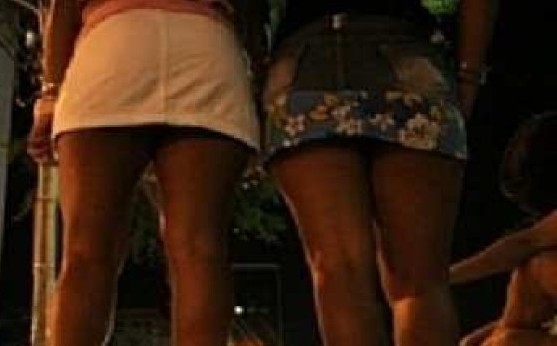 Homem se recusa a pagar R$ 10 mil para prostituta trans e leva surra em motel