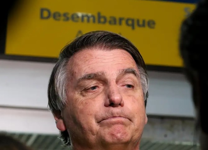 Citando possível fuga, Moraes nega devolver passaporte de Bolsonaro