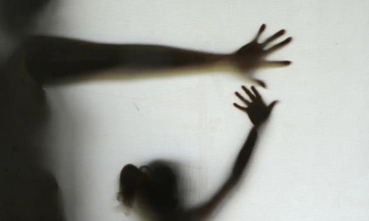 Mãe instala câmera escondida e flagra estupro da filha de 10 anos