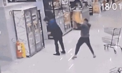 Gerente de supermercado agredido com pá em MT diz que celular no ouvido diminuiu impacto da batida: 'me salvou'