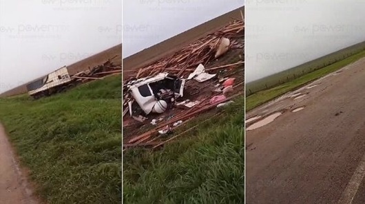 Duas pessoas morrem e uma criança fica ferida em grave acidente envolvendo caminhão carregado com madeira