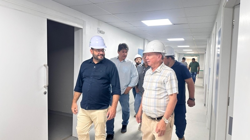 Obra do hospital municipal entra em fase de acabamento; prefeito e vice fazem nova vistoria