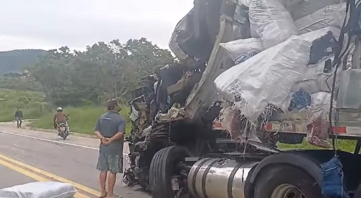 Caminhoneiro morre após deixar o filho de 16 anos dirigir carreta na BR-116, em MG