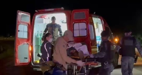 Motociclista tem a pena amputada após violenta colisão contra um caminhão
