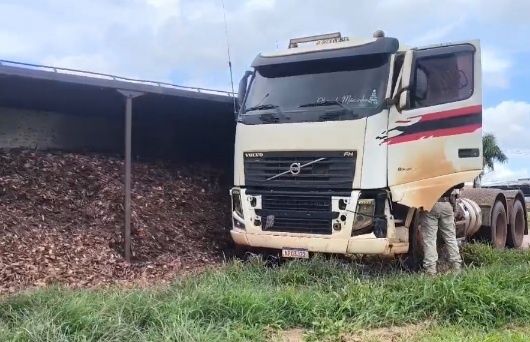 Carreta carregada com cavaco tomba na BR-163 em Sinop