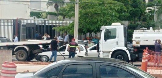 Carro fica prensado entre caminhão e guincho em avenida de MT