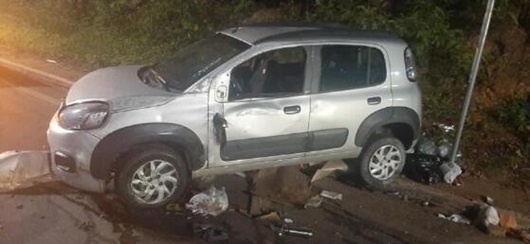 Mulher fica presa às ferragens ao capotar carro para desviar de gato