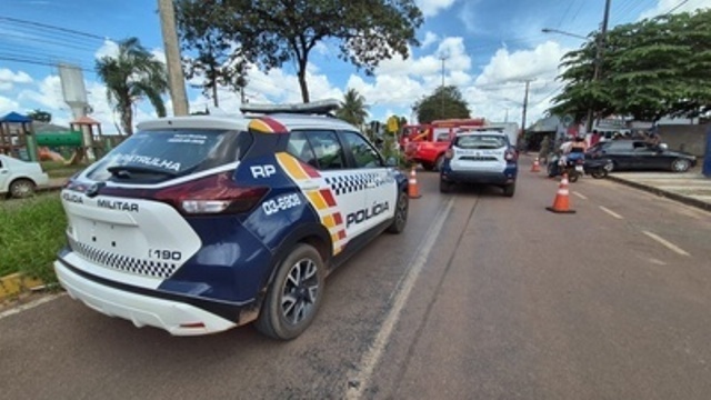 Acidente entre moto e caminhão baú deixa um ferido e outro morto