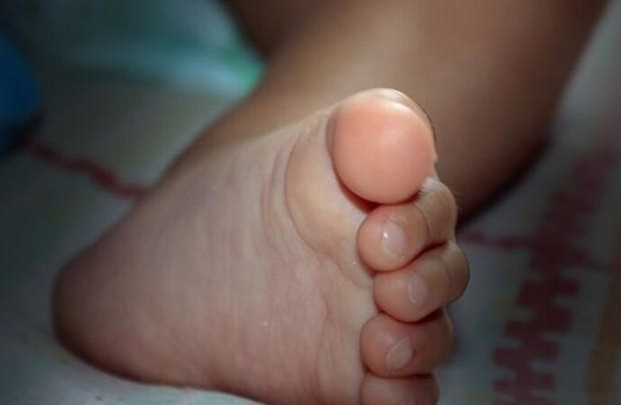Bebê de um ano é encontrado em colchão sujo, entre ratos e baratas na casa de traficantes