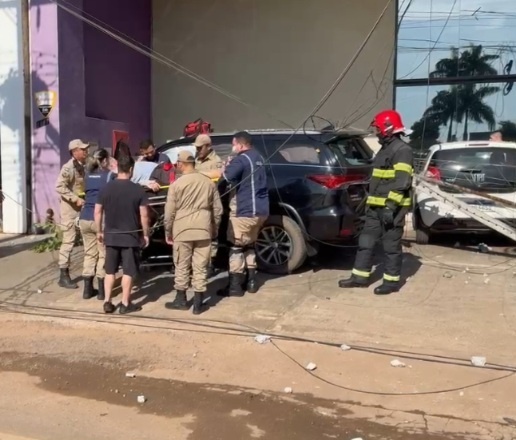 Homem perde controle da direção e atinge poste em Sinop