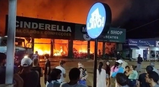 Encapuzados provocam incêndio criminoso e destroem lojas