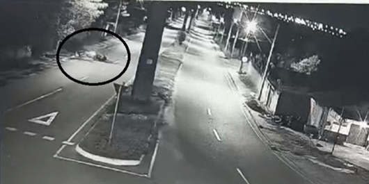 Mulher bate contra meio-fio, cai de moto e morre em avenida de MT