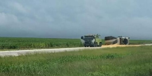 Carreta carregada com 50 toneladas de milho tomba na BR-364