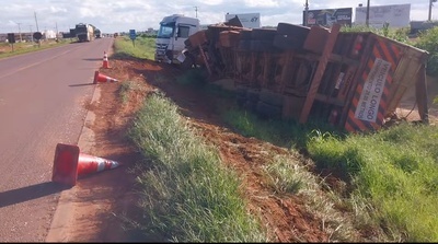 Sinop: Carreta bate em caminhonete, sai da pista e vagões tombam na BR-163