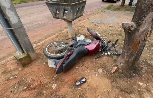 Colisão entre moto e carros deixa homem ferido em Sinop