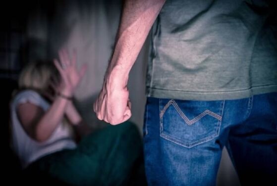 Homem é preso após ameaçar cortar jugular de esposa e perseguir a filha dela em MT
