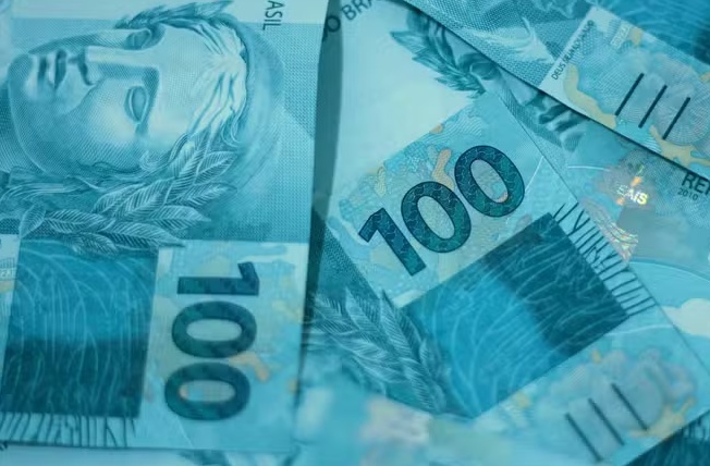 Quanto deveria ser o salário mínimo no Brasil em 2025? Veja como ele variou em 20 anos