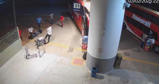 Quatro vigilantes que mataram homem espancado na rodoviária de Cuiabá são presos pela PC