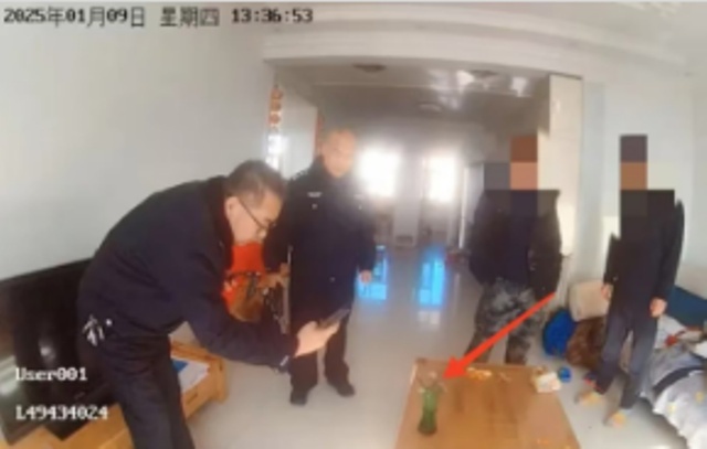 Após levar bronca, criança liga à polícia para denunciar o pai por esconder drogas