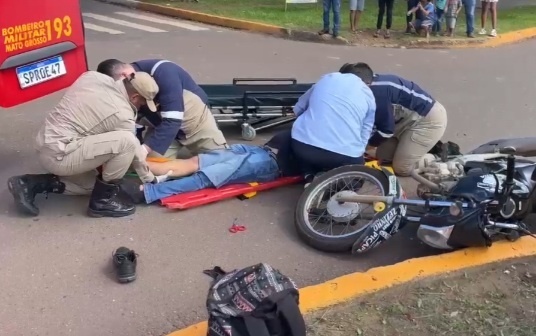 Jovem fica ferido após colisão entre moto e caminhonete no centro