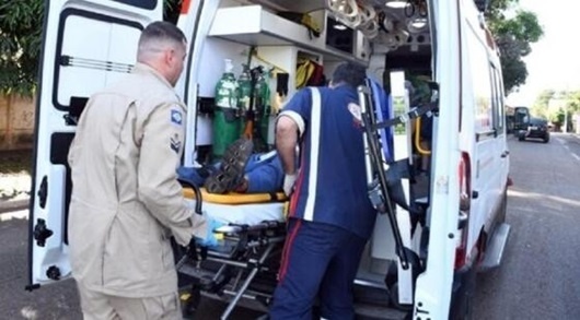 Jovem morre após perder controle da motocicleta, bater em dois carros e ser arremessado