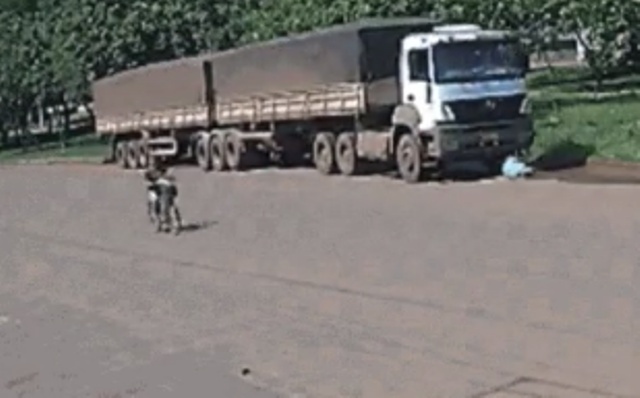 Idosa sobrevive após ser derrubada e atropelada por carreta em MT