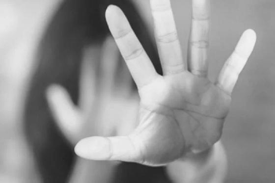 Menina de 14 anos é estuprada pelo padrasto e primo e descobre gravidez