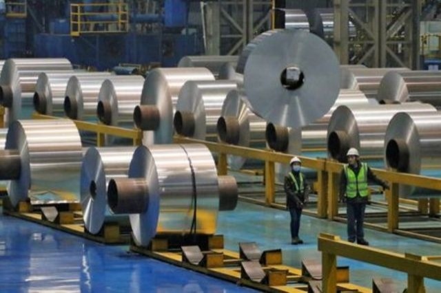 Trump anuncia que vai taxar aço e alumínio de todos os países em 25%