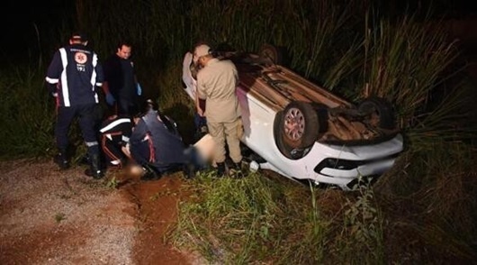 Cinco pessoas da mesma família se envolvem em acidente após carro capotar