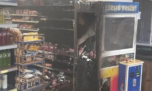 Bandido ateia fogo em máquina de supermercado com garrafa de gasolina