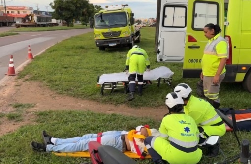 Homem cai de moto ao tentar adentrar BR-163 em Sinop