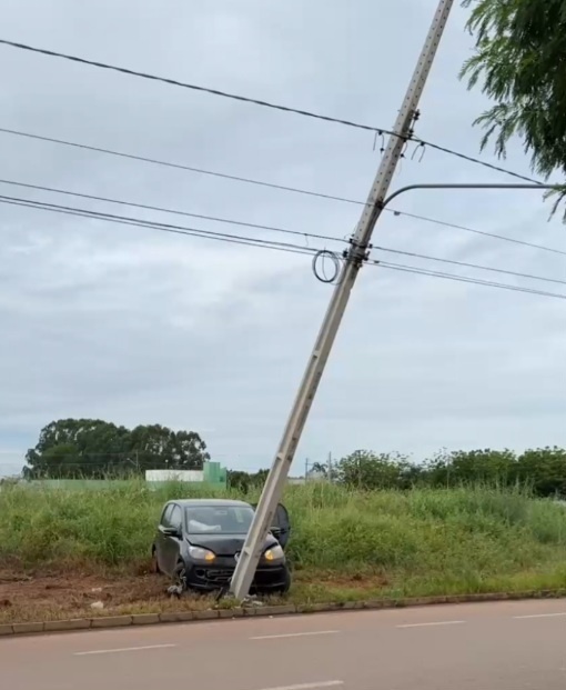 Sinop: Carro atinge poste após pneu estourar