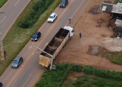Carreta atinge poste ao adentrar pátio de empresa em Sinop