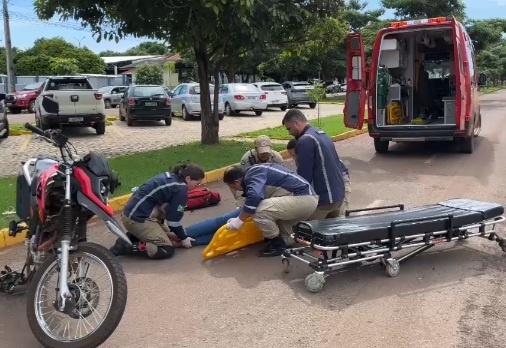 Carro sai de estacionamento e atinge motociclista em Sinop