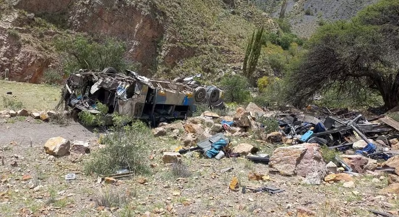 Ônibus cai em abismo de 800 metros na Bolívia e deixa ao menos 30 mortos