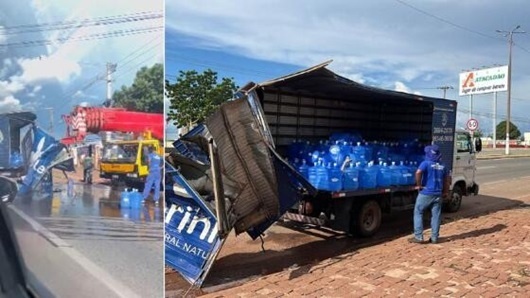 Caminhão guincho colide e destrói veículo carregado com água