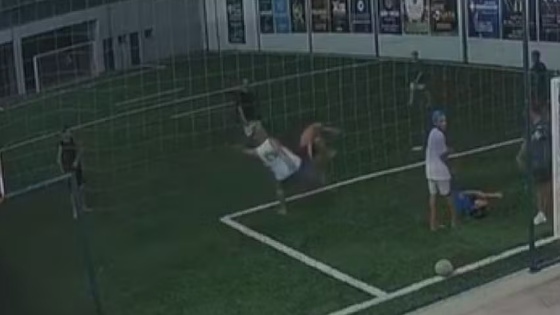 Homem invade campo de futebol e dá 'voadora' em criança de 10 anos em MG