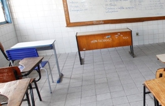 Professor encontra 12 porções de cocaína e 4 de maconha na mochila de aluno