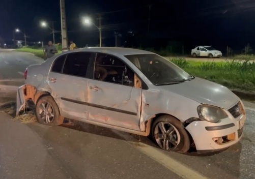 Sinop: Carreta tenta adentrar BR-163 e atinge carro