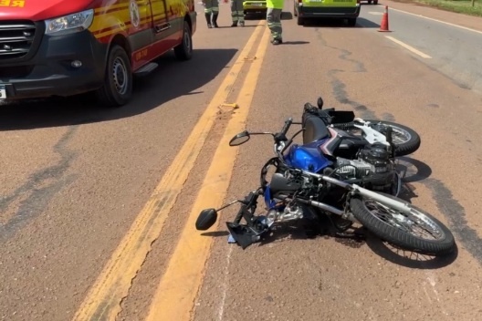 Homem fica em estado grave após colidir na traseira de carro na BR-163 em Sinop